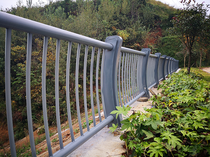 贵阳龙洞堡桥梁护栏