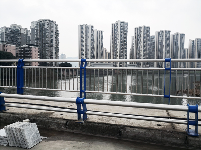 宝川桥梁河道护栏 河道护栏本身是一种障碍物，它的设置是有条件的，通常是以设置护栏和不用设置护栏保护的相对危险性比较后做出判断的。只有正确的设计，才能实现护栏的功能和目标。 河道护栏防撞性能评价标准： 1、每一种等级的各种形式河道护栏均应根据应用路段，按照评价等级相应的车辆总质量，选择小型客车、大型车辆两种车型进行实车碰撞试验。 2、车辆与河道护栏发生碰撞时应能保证车内乘员的生命安全，不受到严重伤害。 3、河道护栏应有良好的导向性能，车辆碰撞后的驶出角度应小于碰撞角度的60%。